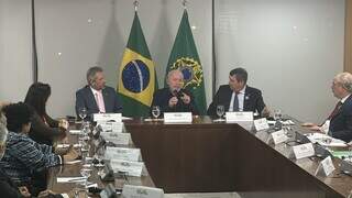 Presidente Lula fala em reunião com participação do governador do Estado, Eduardo Riedel (dir) (Foto/Divulgação)