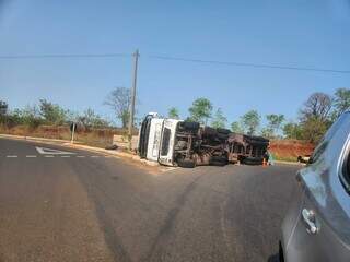 Carreta carregada de MDF tombou no trevo de acesso ao município de Santa Rita Pardo (Foto: Direto das Ruas)