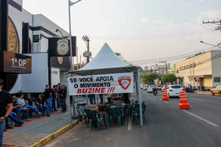 Policiais civis se concentram em frente à delegacia central durante paralisação da categoria por melhoria salarial. (Foto: Juliano Almeida)