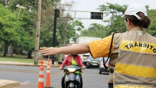 Agente de trânsito faz sinalização de pare para motoristas. (Foto: Demilson Secreta/Agetran)