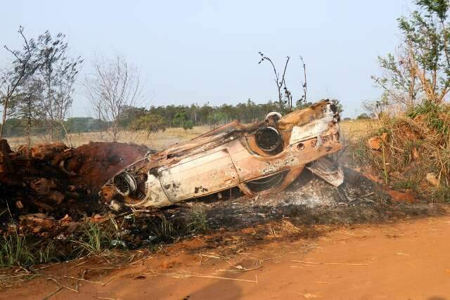 Ve&iacute;culo &eacute; encontrado em chamas ap&oacute;s capotar em estrada vicinal 