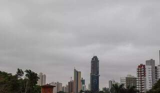 Céu na Capital estava nublado e ainda um pouco esfumaçado no início desta manhã (Foto: Henrique Kawaminami)