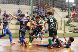 Meninos em quadra pela Copa Pelezinho (Foto: Divulgação)