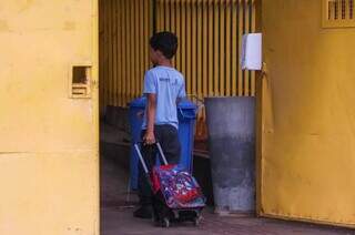 Aluno da educação infantil entrando em escola municipal da Capital (Foto: Henrique Kawaminami/Arquivo)