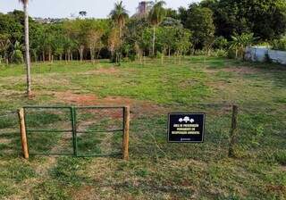 Placa indica área de preservação em terreno (Foto: Osmar Veiga)