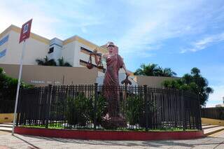 Estátua da deusa Themis em frente ao fórum onde júri aconteceu (Foto: Paulo Francis | Arquivo)