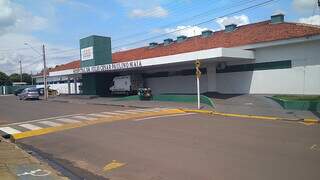 Entrada do hospital de Brasilândia onde menina recebeu primeiro atendimento (Foto: Divulgação)