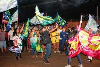 Apoiadores promevendo bandeirada em rua da Capital (Foto: Juliano Almeida)