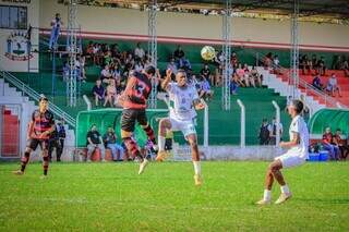 Jogadores do Águia Negra e Operário Caarapoense disputando bola (Foto: @polygon_fotografia)