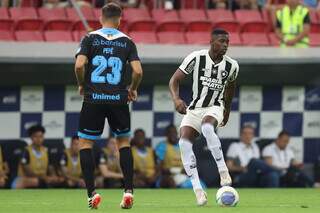 Luiz Henrique conduzindo bola contra o Grêmio (Foto: Vitor Silva/Botafogo) 