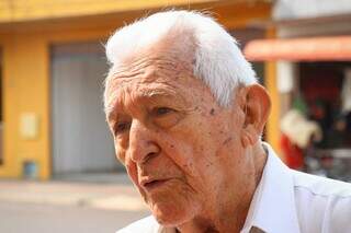 Jornalista e escritor aposentado Sebastião Barbosires, 87 anos, também não tem candidato definido (Foto: Henrique Kawaminami)