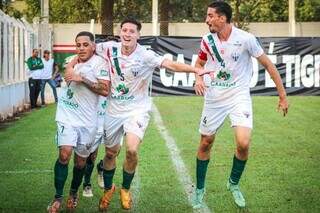 Jogadores do Operário Caarapoense comemorando gol marcado em partida (Foto: @polygon_fotografia)