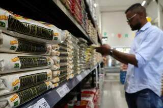 Homem analisa preço de produtos em supermercados de Campo Grande (Foto: Campo Grande News\Arquivo)