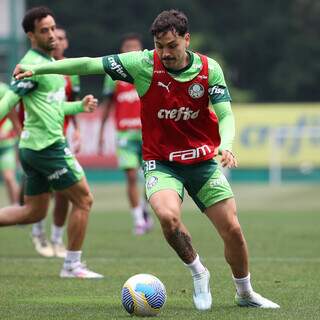 Mauricio, meia do Palmeiras, durante treinamento para encarar o Botafogo (Foto: Cesar Greco/Palmeiras)