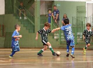 Lance da partida disputada entre Escola Pelezinho x Chelsea Brasil (Foto: Divulgação)