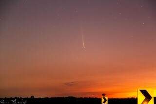 Cometa é avistado na BR-278; para conseguir a foto, Geone diz que precisou sair do centro da cidade (Foto: Geone Bernardo)