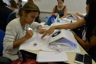 Manicure durante procedimento em salão de beleza na Capital (Foto: Arquivo/Campo Grande News)