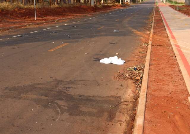 Em trecho de rua sem ilumina&ccedil;&atilde;o, motociclista atropela boi e morre 