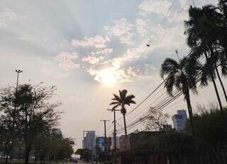 Amanhecer com o sol nascendo visto da região do Jardim dos Estados (Foto: Osmar Veiga) 