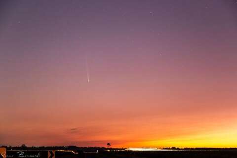 "Cometa do século" fica ainda mais bonito no alvorecer captado por fotógrafo