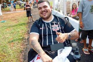 Gildário Feitoza na beira do campo esperando seu ídolo Gamarra (Juliano Almeida)