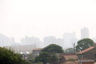 Fumaça no horizonte em Campo Grande (Foto: Juliano Almeida)