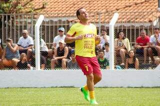 Edmundo durante partida neste domingo no Coophavila 2 (Foto: Juliano Almeida)