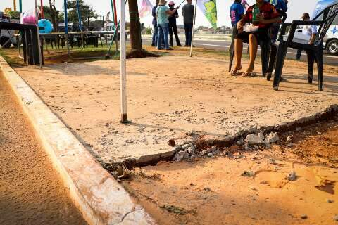 Ambulantes da Orla do Aeroporto concretam calçadão e até canteiro público