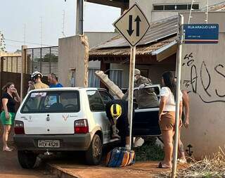 Carro danificou muro de residência (Foto: Lucas Mamédio)