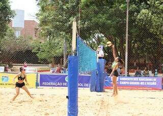 Dupla feminina durante partida de vôlei de praia, na quadra da Praça Esportiva Belmar Fidalgo, em Campo Grande (Foto: Osmar Veiga)