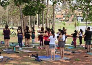 Aula de yoga em ação da SBC/MS no Dia Mundial do Coração no Parque das Nações Indígenas (Foto: Osmar Veiga)