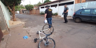 Bicicleta da vítima foi encontrada no local onde o rapaz foi morto (Foto: Alfredo Neto / JP News)