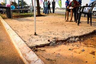 Homem concretou local onde antes era gramado do calçadão da orla do Aeroporto para facilitar montagem da barraca (Foto: Henrique Kawaminami)