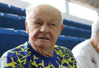 José Hilário, de 82 anos, explica que joga volêi há 15 anos (Foto: Osmar Veiga)