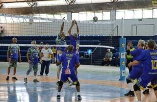 Atletas da Super Liga Melhor Idade durante disputa de volêi, na quadra do ginásio Moreninho, em Campo Grande (Foto: Osmar Veigar)