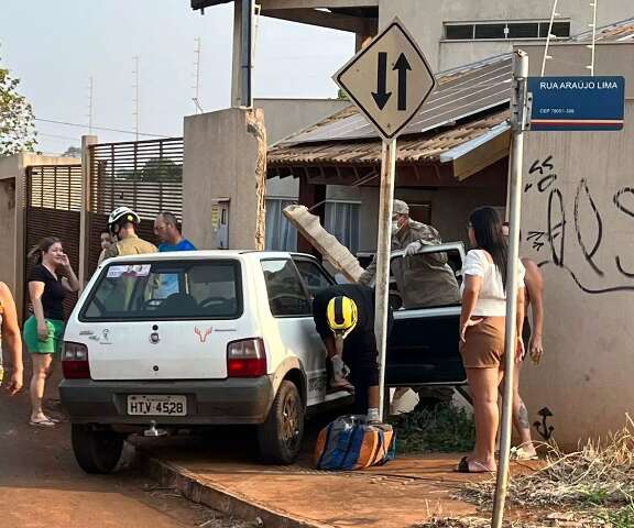 Motorista passa reto em curva e atinge muro de casa 