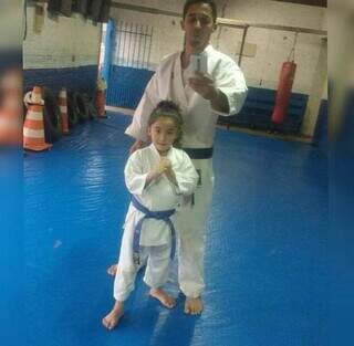 Thalyta Sayuri treinando com o pai, Cleber Castanho, quando era criança (Foto: Arquivo Pessoal)