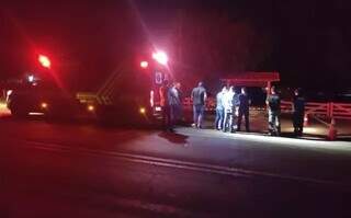 Movimentação de bombeiros e policiais no local onde o homem foi encontrado morto (Foto: divulgação / Jornal da Nova)