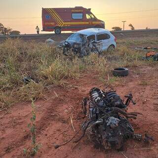 Carro da vítima ficou destruído com a batida; motor do automóvel foi arremessado para fora (Foto: Direto das Ruas)