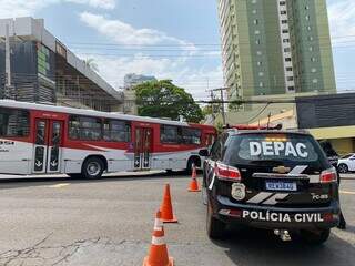 Ônibus teve que acessar Rua Paraná para continuar na Rua Ceará mais a frente (Foto: Clara Farias)