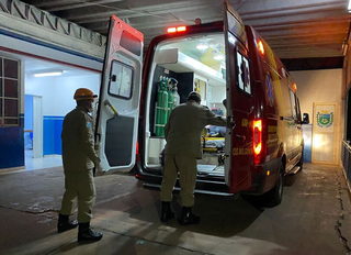 Movimentação do Corpo de Bombeiro em frente ao hospital do município (Foto: arquivo / O Pantaneiro)