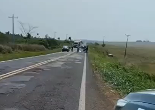 Corpo de Valdeir foi coberto com lençol após morte em rodovia. (Foto: Direto das Ruas)