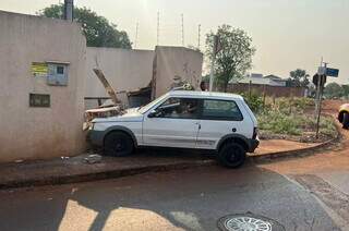 Carro batido no muro da casa na Rua Felipe Camarão, no Rita Vieira (Foto: Lucas Mamédio)