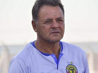 Técnico Valdir Fortini com a camisa do Sete de Setembro (Foto: Divulgação/Sete de Setembro)