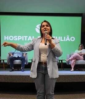 Prefeita Adriane Lopes durante sabatina no Hospital São Julião (Foto: Divulgação)