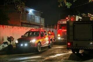 Equipe do Corpo de Bombeiros Militar faz rescaldo após incêndio em residência. (Foto: Enryck Sena)