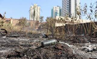 Área queimada após incêndio na região da Avenida Rachid Neder (Foto: Arquivo/Osmar Veiga)