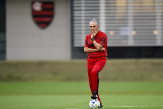 Técnico Tite observa treino no Flamengo (Foto: Divulgação)