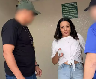 Raquel quando foi presa em flagrante após, mais uma vez, fazer Pix falso de R$ 788 (Foto: Direto das Ruas)