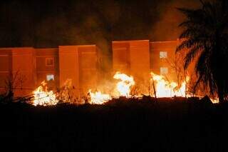 Incêndio no bairro Pioneiros colocou em perigo moradores de condomínio de prédios (Foto: Arquivo/Juliano Almeida)